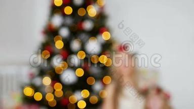 一家人围着圣诞树。 新年`假期